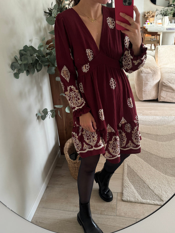 Robe bordeaux à motif
