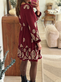Robe bordeaux à motif