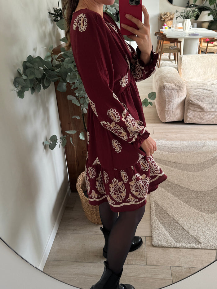 Robe bordeaux à motif