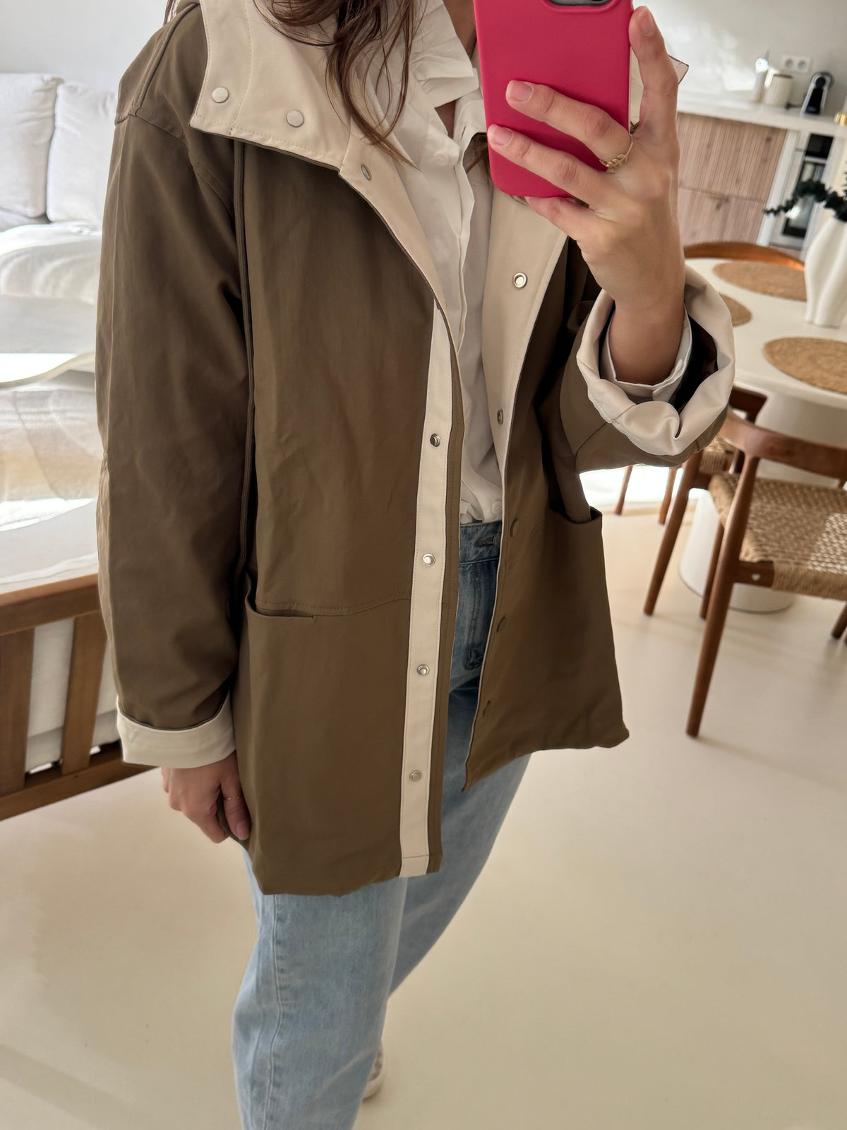 Veste imperméable à capuche kaki et écru