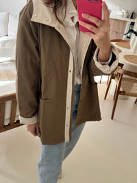 Veste imperméable à capuche kaki et écru