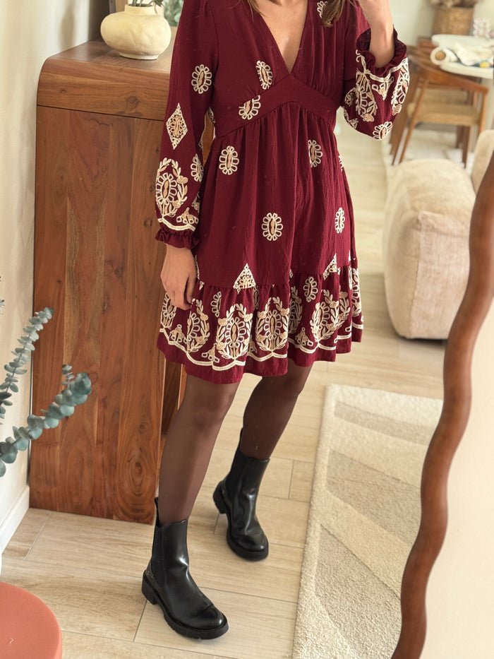 Robe bordeaux à motif