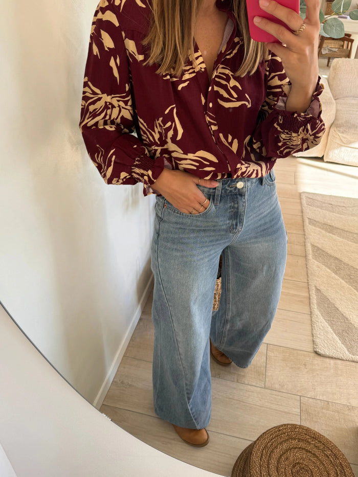 Chemise - blouse - rouge - beige - manche longue - floral - feuillage - fronces aux poignets - boutons - tenue bureau - tenue casual - porté de face -  look avec jean - look avec bottines 
