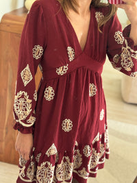 Robe bordeaux à motif