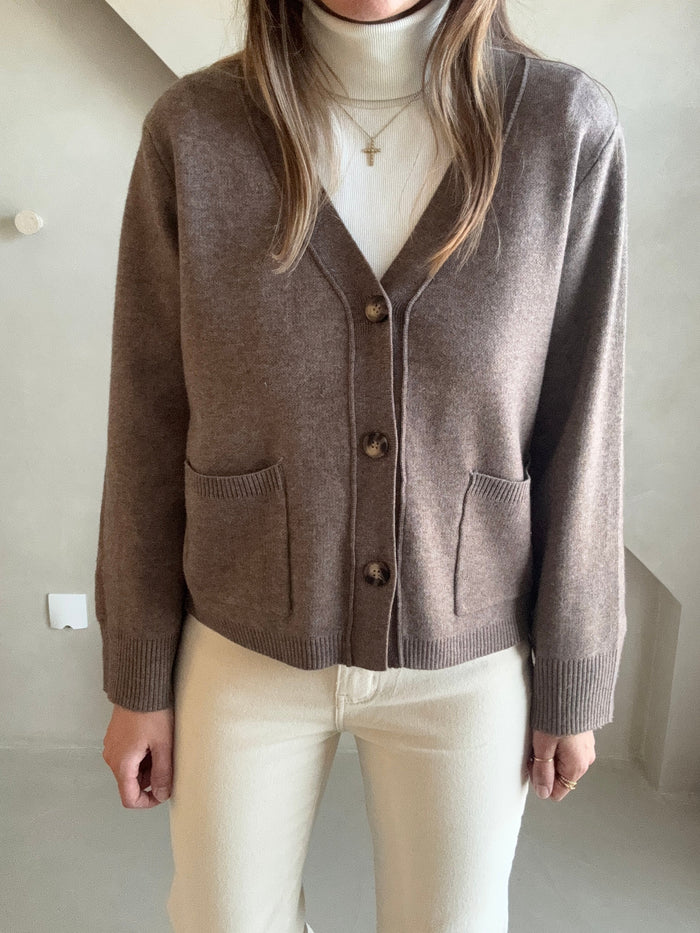 La tenue par virginie - gilet - taupe - beige - marron - boutons - poches - cocooning - confort - look casual - look hiver - tenue casual - tenue hiver - pull - col v - porté de face