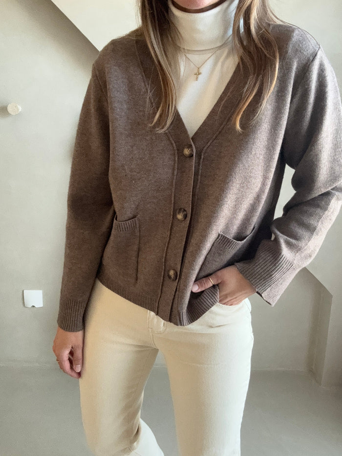La tenue par virginie - gilet - taupe - beige - marron - boutons - poches - cocooning - confort - look casual - look hiver - tenue casual - tenue hiver - pull - col v - porté de face