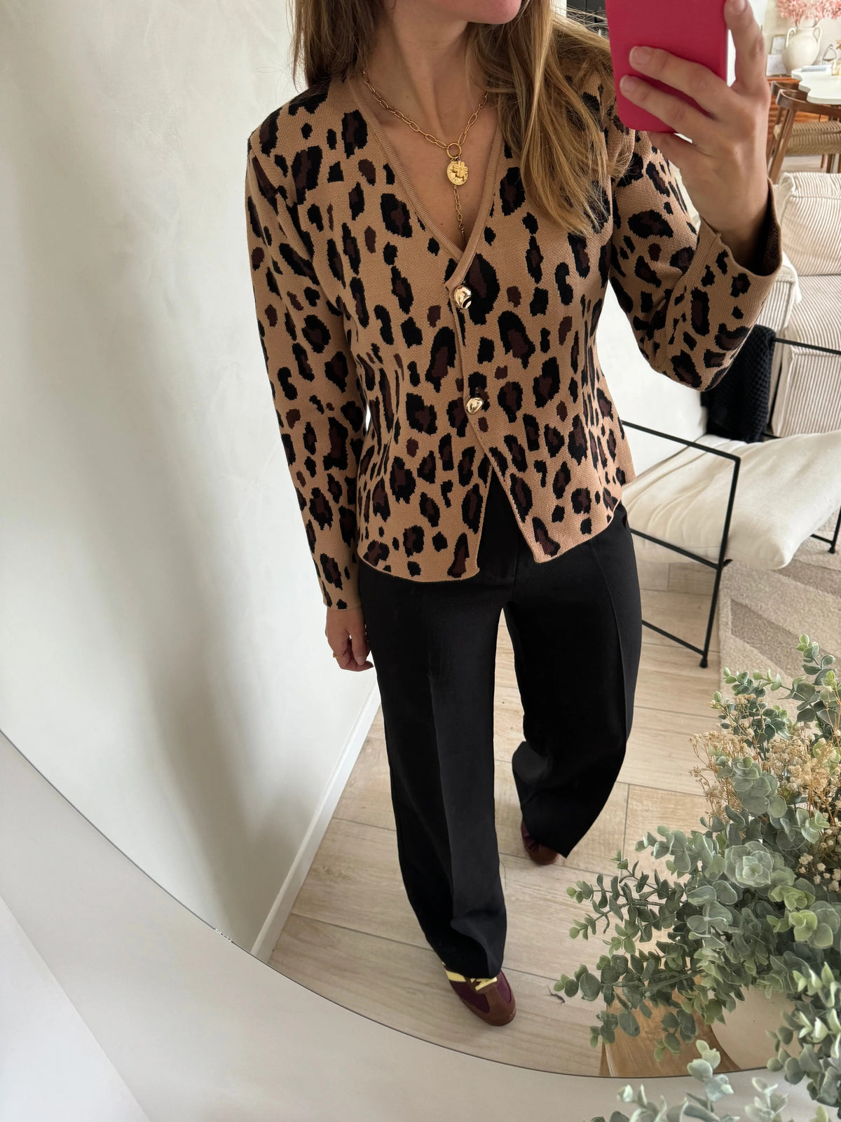 La tenue par virginie - gilet - léopard - boutons dorés - cintré - ajusté - col v - look casual - look bureau - look soirée - tenue casual - tenue soirée - tenue bureau - camel - noir - marron - doré - porté de face 