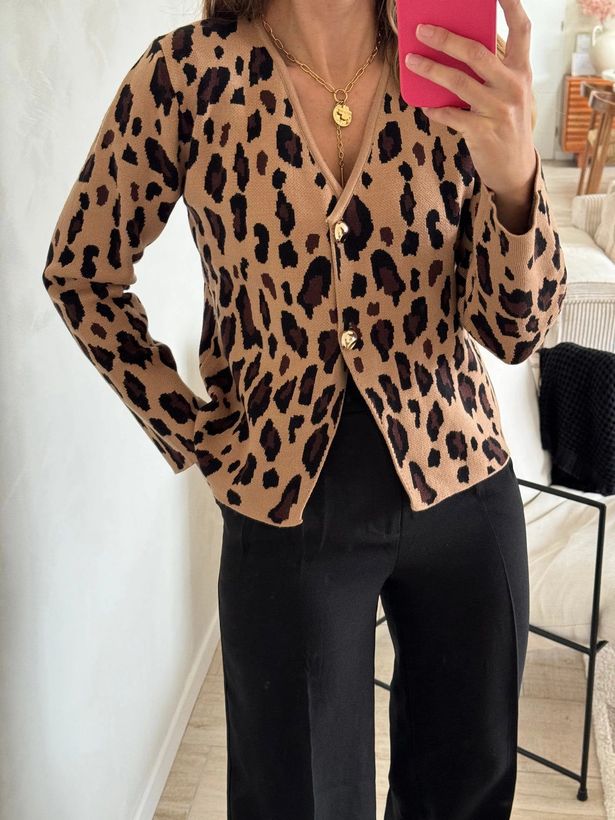 La tenue par virginie - gilet - léopard - boutons dorés - cintré - ajusté - col v - look casual - look bureau - look soirée - tenue casual - tenue soirée - tenue bureau - camel - noir - marron - doré - porté de face 