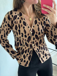 La tenue par virginie - gilet - léopard - boutons dorés - cintré - ajusté - col v - look casual - look bureau - look soirée - tenue casual - tenue soirée - tenue bureau - camel - noir - marron - doré - porté de face 