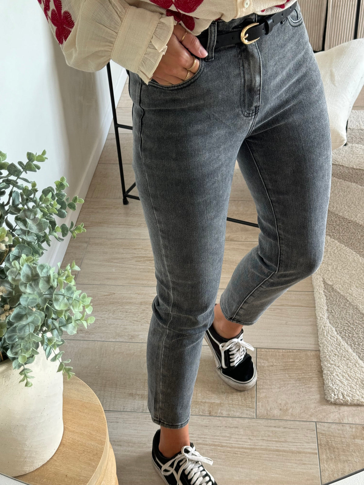 La tenue par virginie - jean gris - coupe mom - mom fit - look casual - jean casual - porté de face 