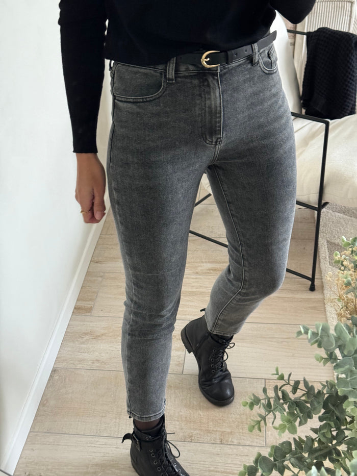 Jean Summer LaLa tenue par virginie - jean gris - coupe mom - mom fit - look casual - jean casual - porté de face  tenue par Virginie