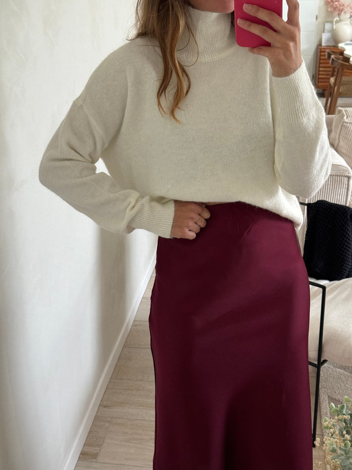 La tenue de virginie - jupe midi - bordeaux- effet satin - taille élastique -  fluide - non transparente -  look casual - look bureau - look habillé - look soirée - lokk fin d'année - look nouvel an - tenue casual - tenue bureau - tenue fin d'année - tenue soirée - porté de face