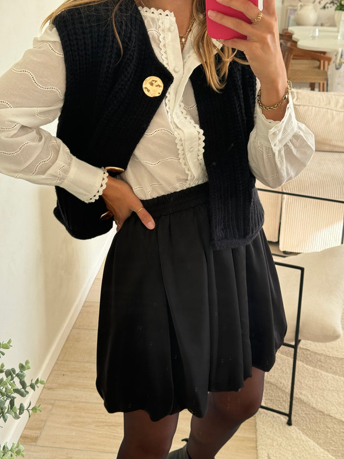 La tenue par virginie - jupe noir - coupe boule - coupe ballon - forme boule - forme ballon - effet satin - look casual ) look bureau - look habillé - look soirée - lokk fin d'année - look nouvel an - tenue casual - tenue bureau - tenue fin d'année - tenue soirée -  porté de face	