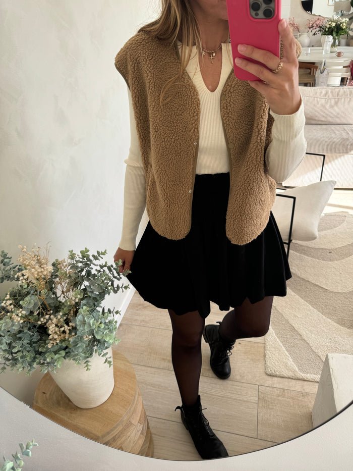 La tenue par virginie - jupe noir - coupe boule - coupe ballon - forme boule - forme ballon - effet satin - look casual ) look bureau - look habillé - look soirée - lokk fin d'année - look nouvel an - tenue casual - tenue bureau - tenue fin d'année - tenue soirée -  porté de face	