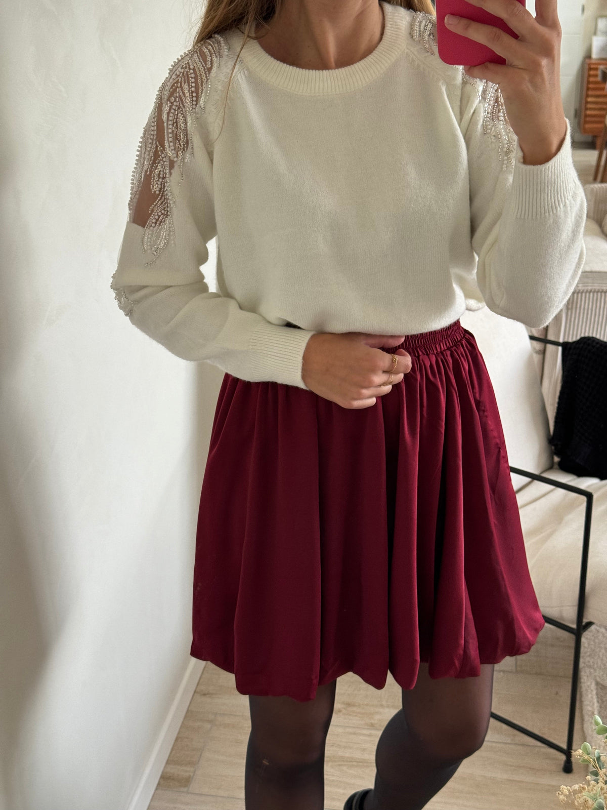 La tenue par virginie - jupe bordeaux - coupe boule - coupe ballon - forme boule - forme ballon - effet satin - look casual ) look bureau - look habillé - look soirée - lokk fin d'année - look nouvel an - tenue casual - tenue bureau - tenue fin d'année - tenue soirée -  porté de face