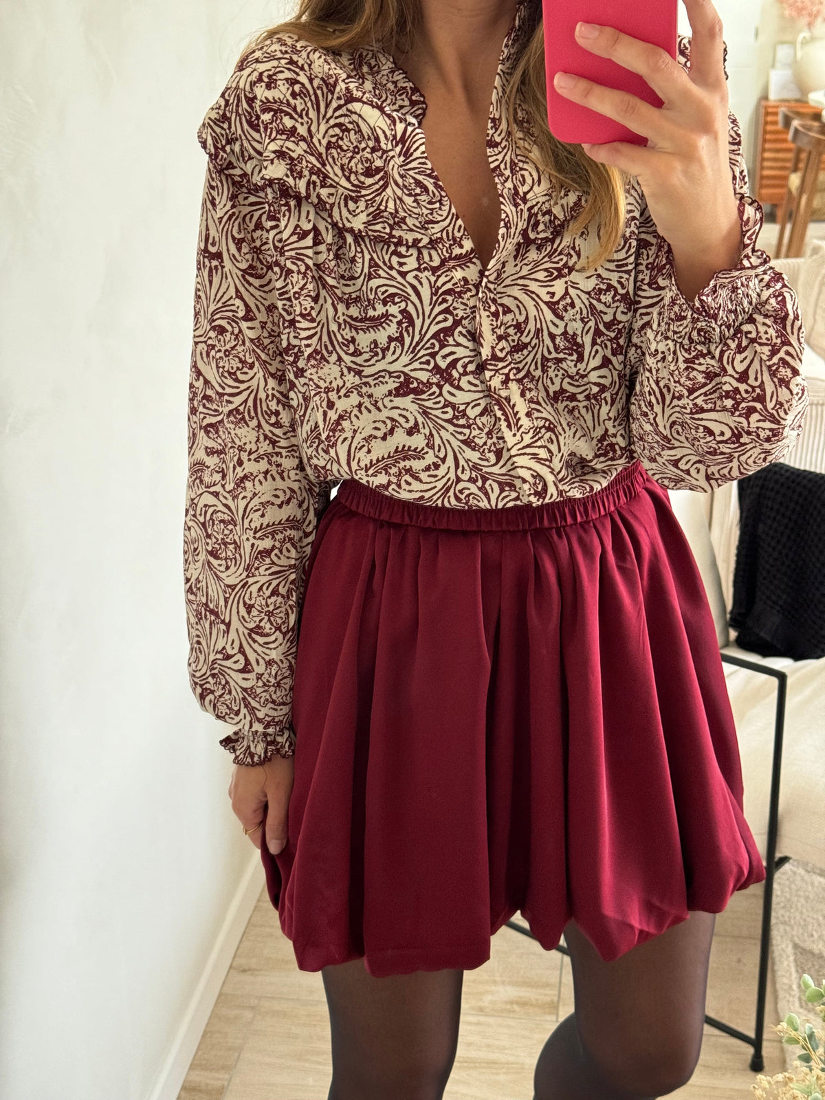 La tenue par virginie - jupe bordeaux - coupe boule - coupe ballon - forme boule - forme ballon - effet satin - look casual ) look bureau - look habillé - look soirée - lokk fin d'année - look nouvel an - tenue casual - tenue bureau - tenue fin d'année - tenue soirée -  porté de face