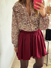 La tenue par virginie - jupe bordeaux - coupe boule - coupe ballon - forme boule - forme ballon - effet satin - look casual ) look bureau - look habillé - look soirée - lokk fin d'année - look nouvel an - tenue casual - tenue bureau - tenue fin d'année - tenue soirée -  porté de face