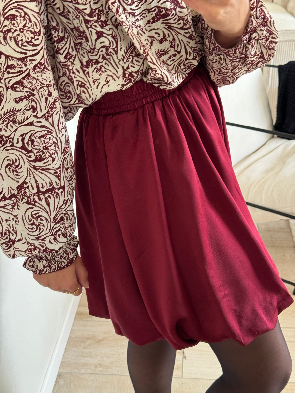 La tenue par virginie - jupe bordeaux - coupe boule - coupe ballon - forme boule - forme ballon - effet satin - look casual ) look bureau - look habillé - look soirée - lokk fin d'année - look nouvel an - tenue casual - tenue bureau - tenue fin d'année - tenue soirée -  porté de profil