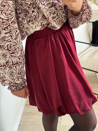 La tenue par virginie - jupe bordeaux - coupe boule - coupe ballon - forme boule - forme ballon - effet satin - look casual ) look bureau - look habillé - look soirée - lokk fin d'année - look nouvel an - tenue casual - tenue bureau - tenue fin d'année - tenue soirée -  porté de profil