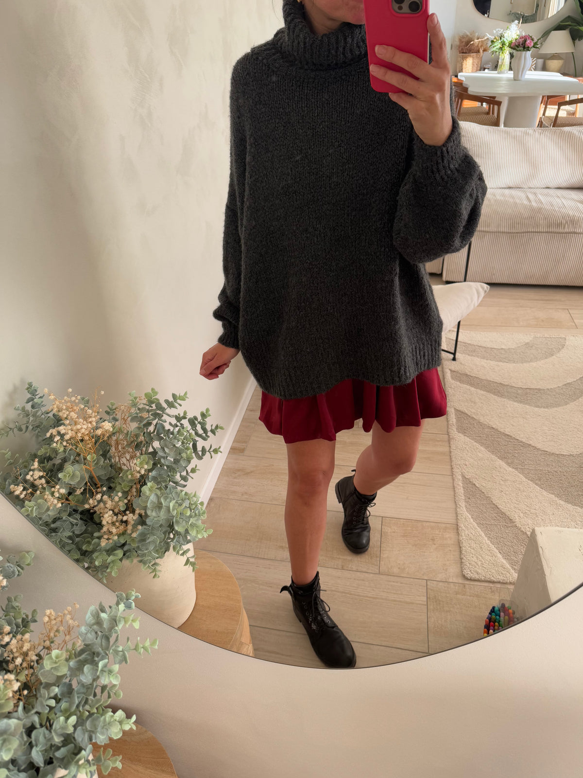 La tenue par virginie - jupe bordeaux - coupe boule - coupe ballon - forme boule - forme ballon - effet satin - look casual ) look bureau - look habillé - look soirée - lokk fin d'année - look nouvel an - tenue casual - tenue bureau - tenue fin d'année - tenue soirée -  porté de face