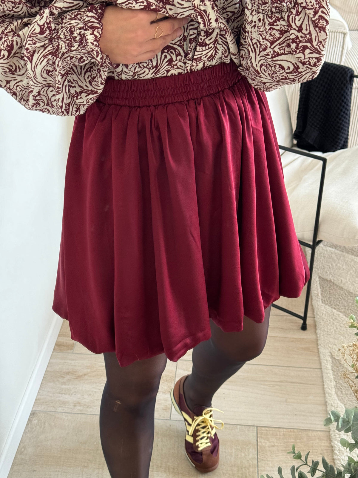 La tenue par virginie - jupe bordeaux - coupe boule - coupe ballon - forme boule - forme ballon - effet satin - look casual ) look bureau - look habillé - look soirée - lokk fin d'année - look nouvel an - tenue casual - tenue bureau - tenue fin d'année - tenue soirée -  porté de face