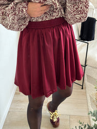 La tenue par virginie - jupe bordeaux - coupe boule - coupe ballon - forme boule - forme ballon - effet satin - look casual ) look bureau - look habillé - look soirée - lokk fin d'année - look nouvel an - tenue casual - tenue bureau - tenue fin d'année - tenue soirée -  porté de face