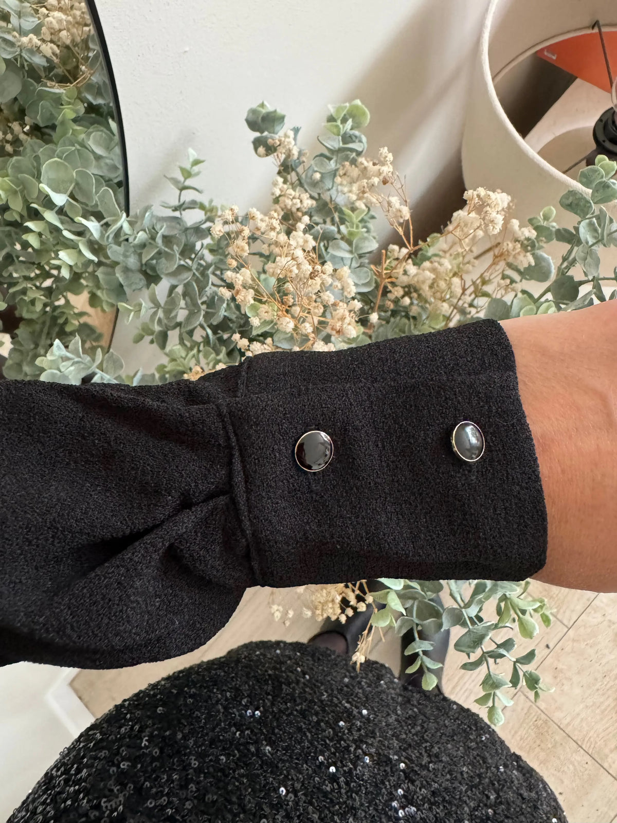 La tenue par virginie - Robe noir - paillettes - robe de fête - fin d'année - nouvel an - tenue de fête - dos ouvert - dos nu - effet jupe - boutons poignés